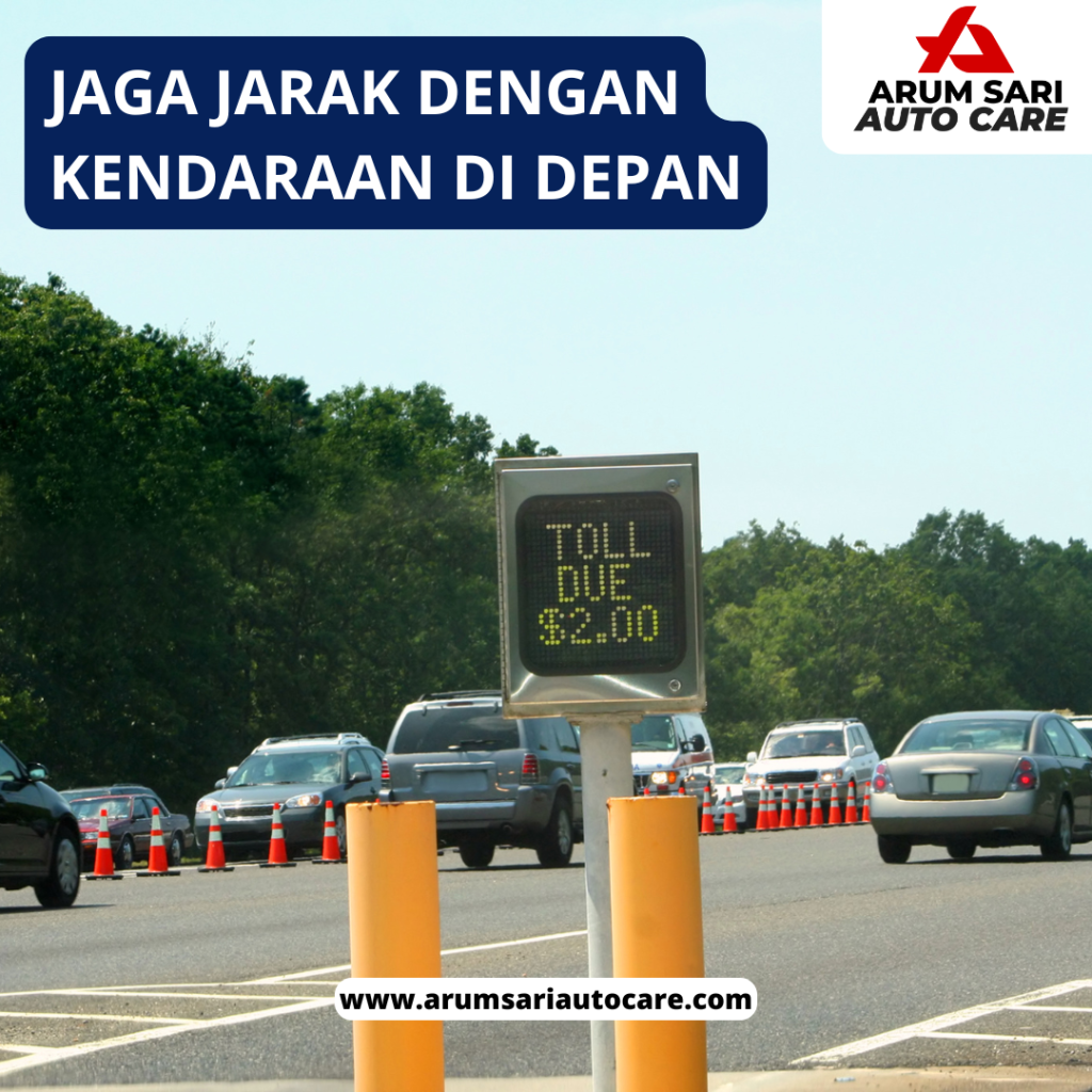 jaga jarak dengan kendaraan di depan bahan bakar