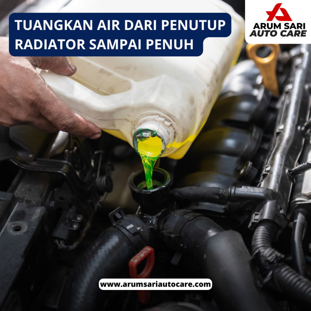 tuangkan air dari penutup radiator sampai penuh